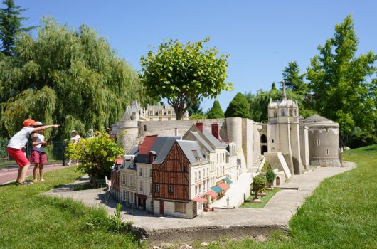 Camping proche des Châteaux de la Loire - Camping La Mignardière - Parc Mini Châteaux